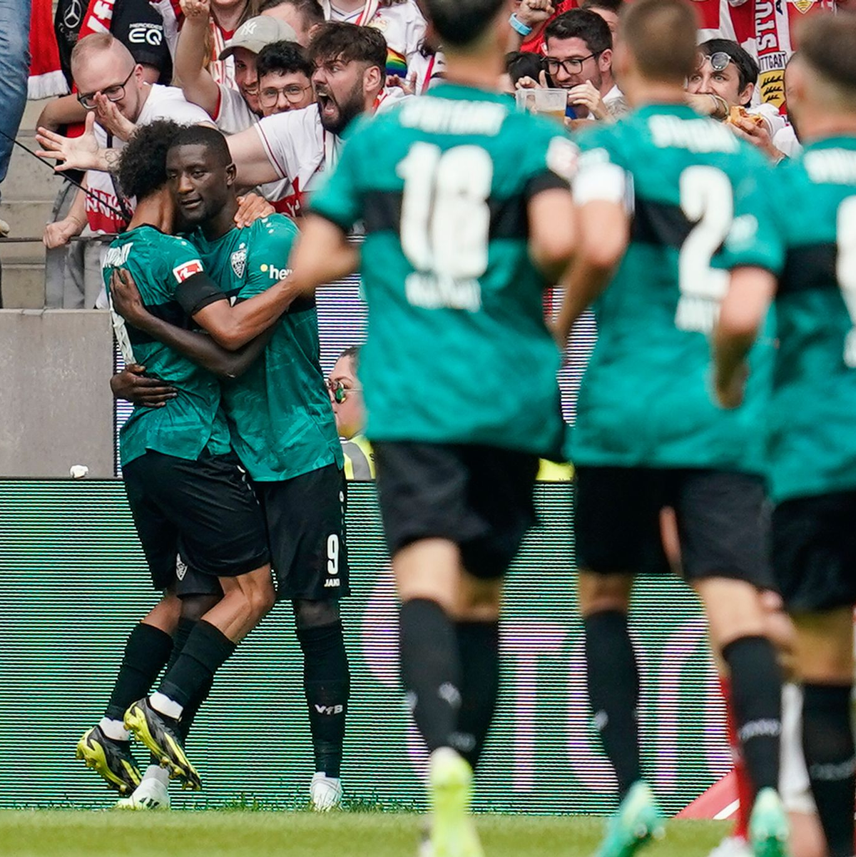 Traf im Spiel in Mainz dreifach: Serhou Guirassy (r) jubelt mit Enzo Millot über sein erstes Tor. - Foto: Uwe Anspach/dpa