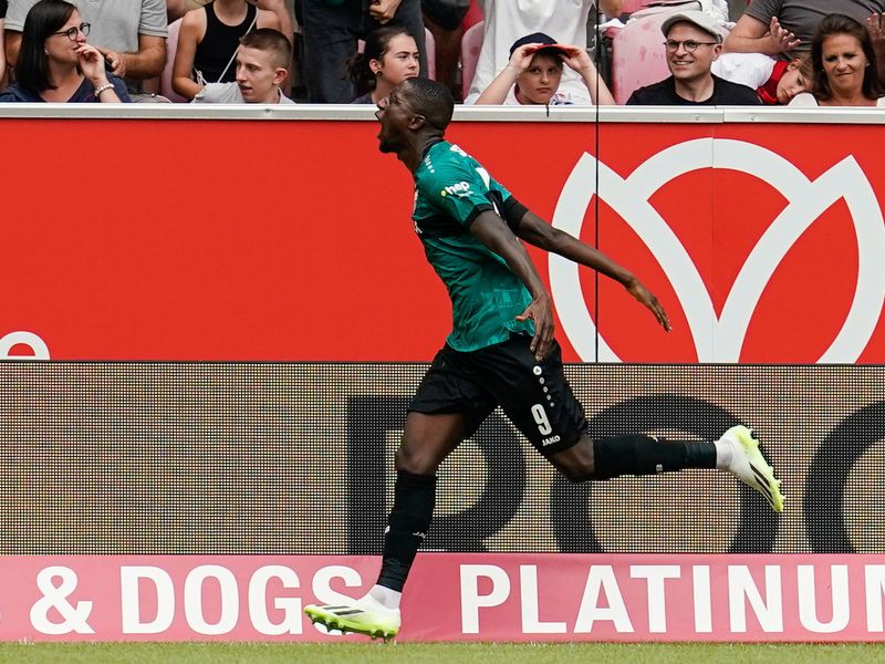 Der Mainzer Nelson Weiper (l) beendete gegen den VfB Stuttgart eine lange andauernde persönliche Durststrecke. - Foto: Uwe Anspach/dpa