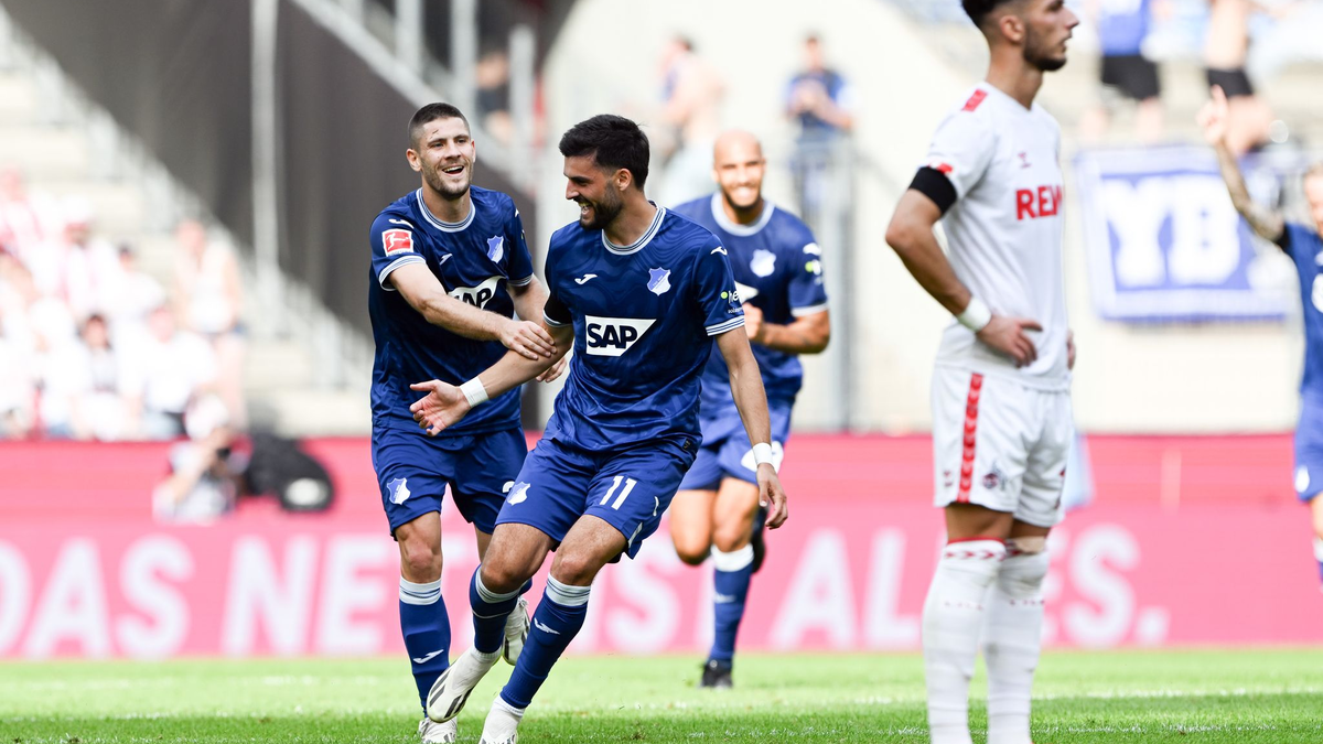 Hoffenheims Florian Grillitsch (r) und Andrej Kramaric bejubeln das Tor zur 2:0-Führung. - Foto: Federico Gambarini/dpa