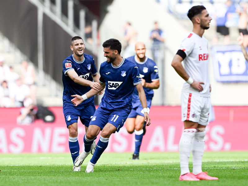 Hoffenheims Florian Grillitsch (r) und Andrej Kramaric bejubeln das Tor zur 2:0-Führung. - Foto: Federico Gambarini/dpa