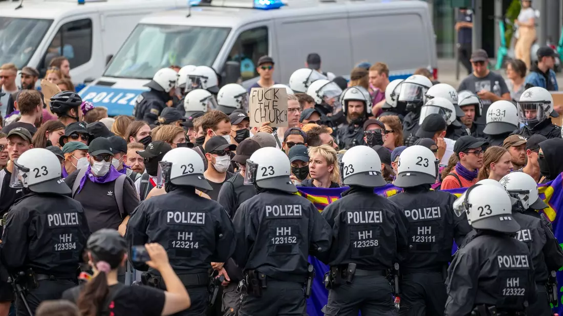 Gegendemonstranten des «Marschs für das Leben» blockieren den Demonstrationszug auf der Pipinstrasse in Köln. - Bild: Thomas Banneyer/dpa