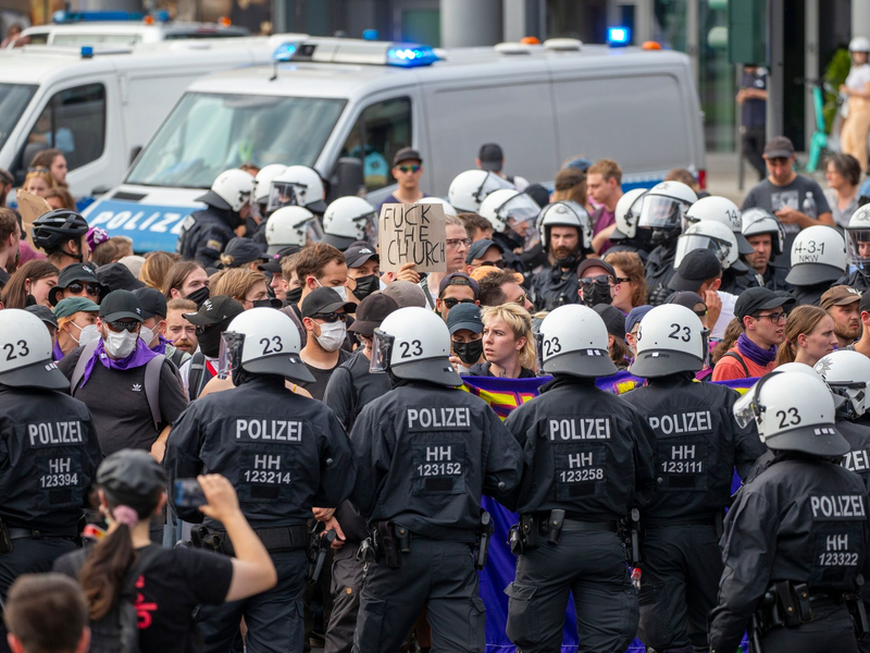 Gegendemonstranten des «Marschs für das Leben» blockieren den Demonstrationszug auf der Pipinstrasse in Köln. - Foto: Thomas Banneyer/dpa