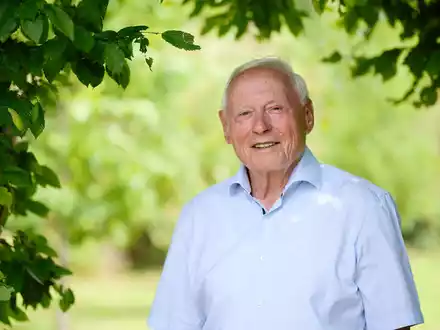 Oskar Lafontaine steht in seinem Garten in der Nähe von Merzig. - Foto: Oliver Dietze/dpa