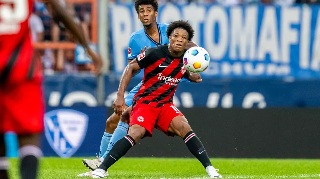Bochums Bernardo (l) und Frankfurts Jessic Ngankam kämpfen um den Ball. - Bild: David Inderlied/dpa