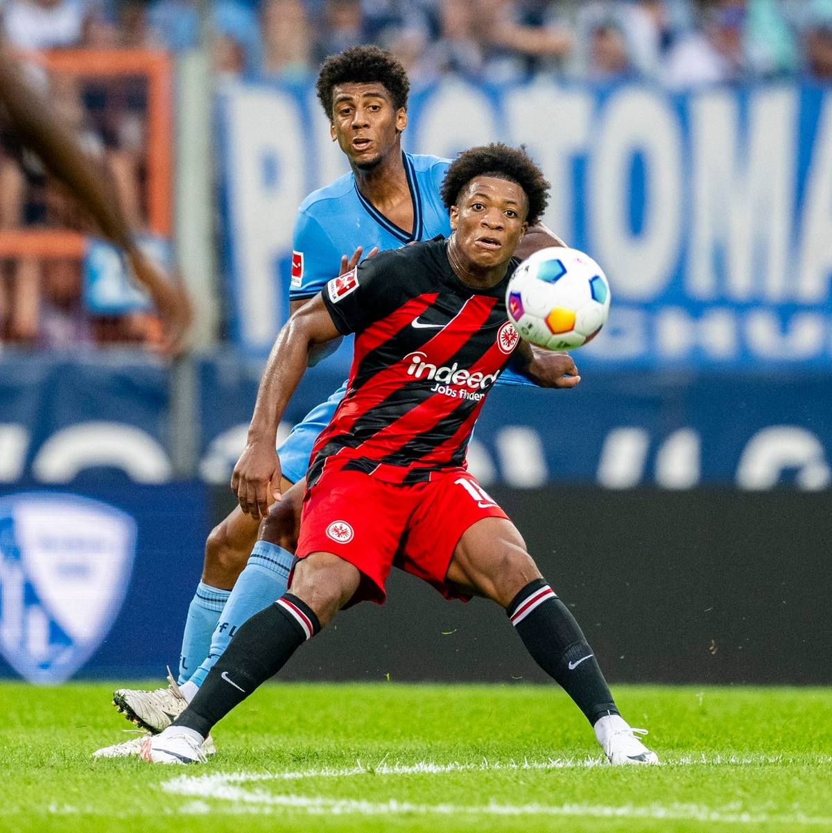 Bochums Bernardo (l) und Frankfurts Jessic Ngankam kämpfen um den Ball. - Foto: David Inderlied/dpa
