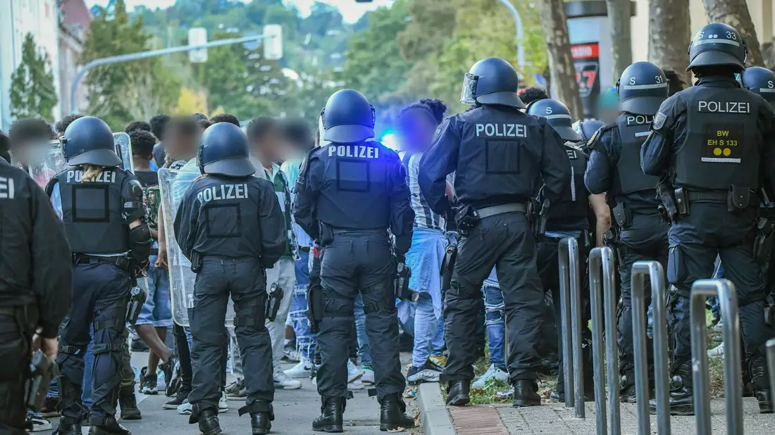 Eine Gruppe von Menschen wird nach Ausschreitungen bei einer Eritrea-Veranstaltung von Polizeikräften eingekesselt. - Bild: Jason Tschepljakow/dpa
