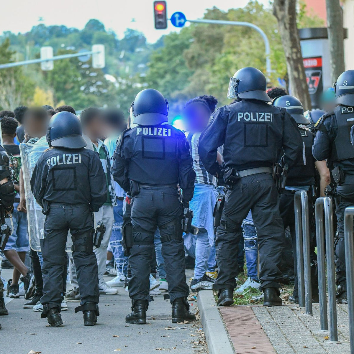 Eine Gruppe von Menschen wird nach Ausschreitungen bei einer Eritrea-Veranstaltung von Polizeikräften eingekesselt. - Foto: Jason Tschepljakow/dpa