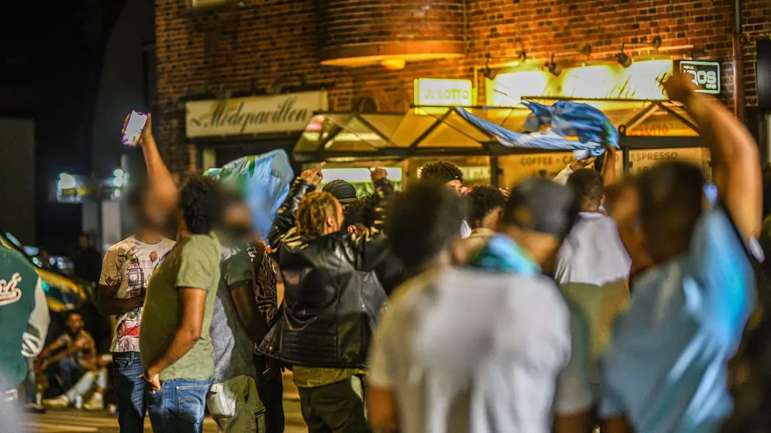 Eine Gruppe von Menschen feiert nach Ausschreitungen bei einer Eritrea-Veranstaltung. - Bild: Jason Tschepljakow/dpa