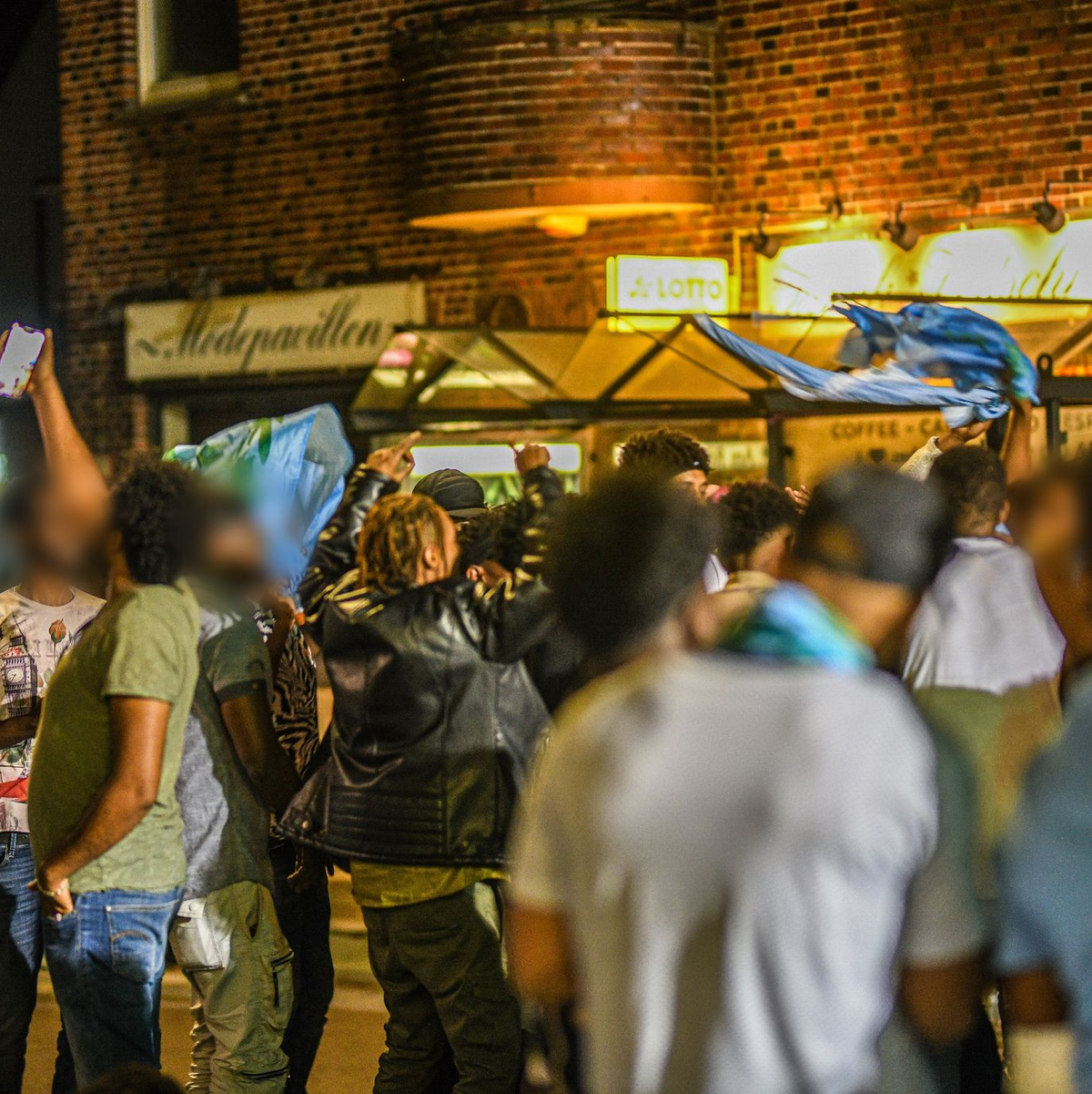 Eine Gruppe von Menschen feiert nach Ausschreitungen bei einer Eritrea-Veranstaltung. - Foto: Jason Tschepljakow/dpa