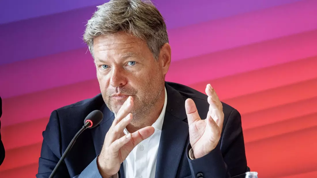 Robert Habeck will auf keinen Fall doppelte Berichtspflichten. - Bild: Markus Scholz/dpa