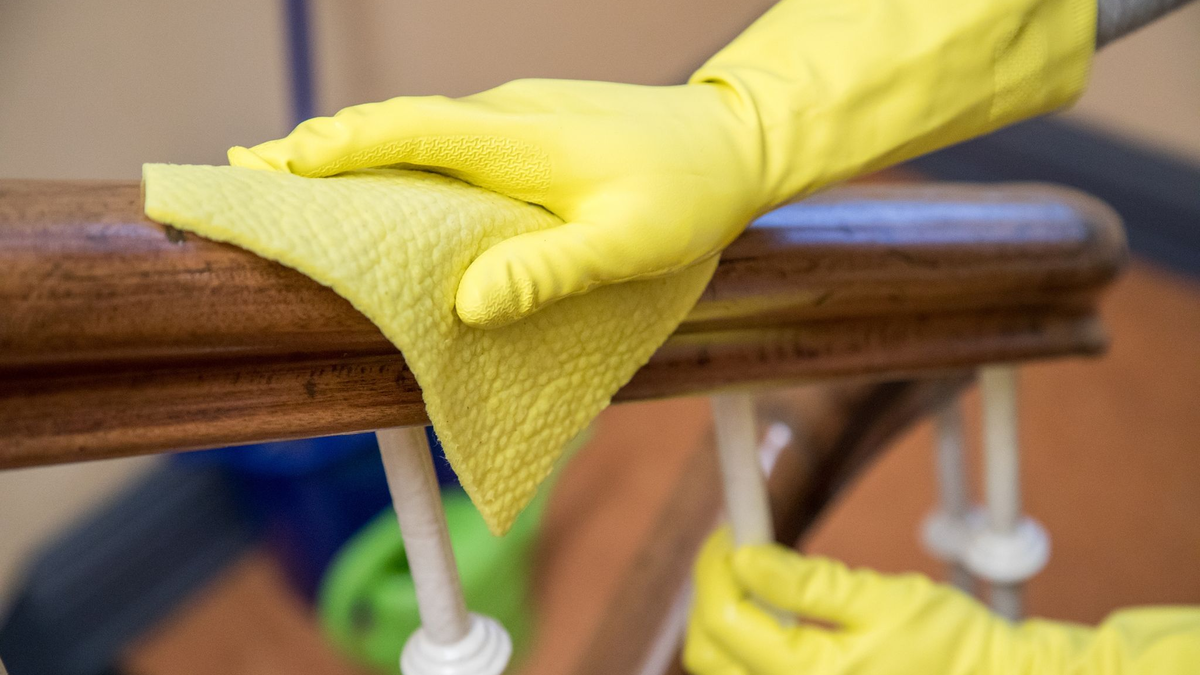 Haushaltshilfen werden in Deutschland weiter nur selten angemeldet, so das Institut der deutschen Wirtschaft. - Foto: Christin Klose/dpa-tmn