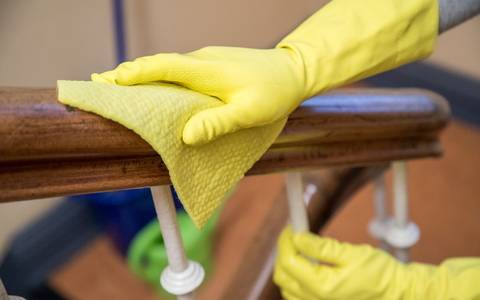 Haushaltshilfen werden in Deutschland weiter nur selten angemeldet, so das Institut der deutschen Wirtschaft. - Foto: Christin Klose/dpa-tmn