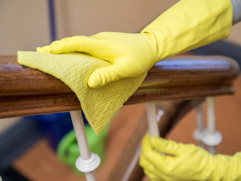 Haushaltshilfen werden in Deutschland weiter nur selten angemeldet, so das Institut der deutschen Wirtschaft. - Foto: Christin Klose/dpa-tmn