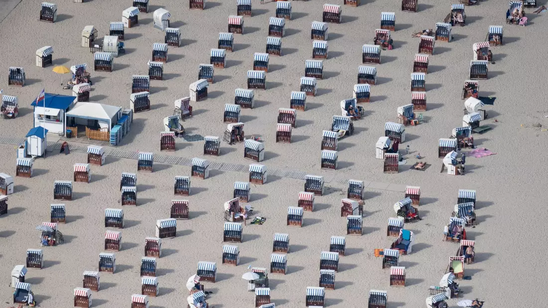 In Travemünde stehen Strandkörbe für Besucher bereit. - Bild: Sebastian Gollnow/dpa