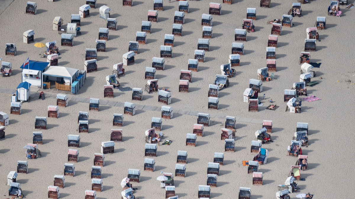 In Travemünde stehen Strandkörbe für Besucher bereit. - Foto: Sebastian Gollnow/dpa