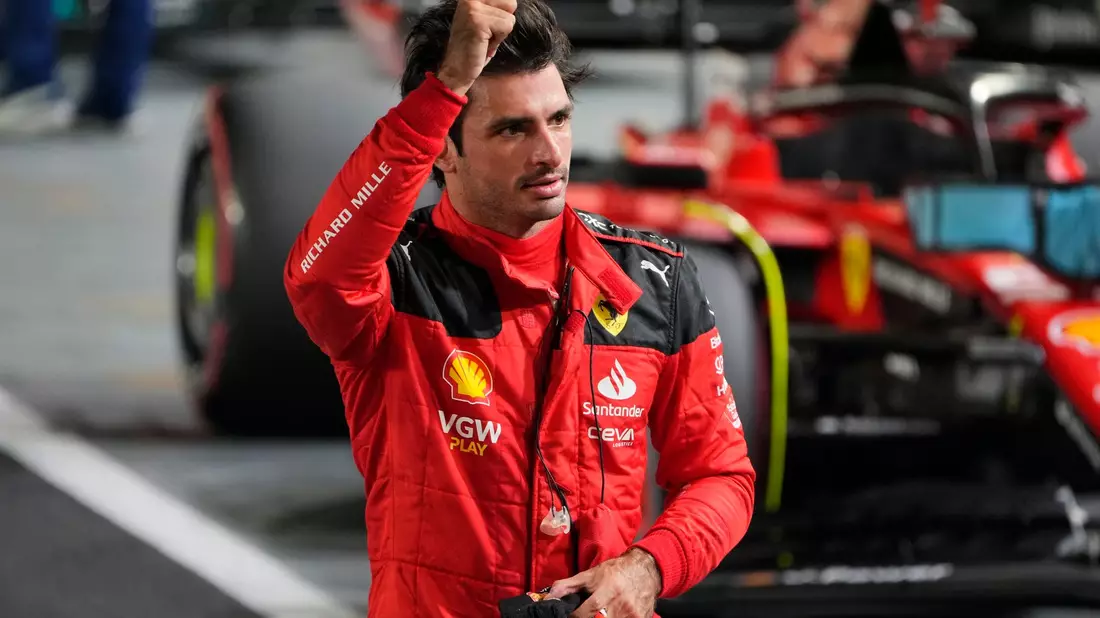Der Spanier Carlos Sainz hat sich für das Rennen viel vorgenommen. - Bild: Vincent Thian/AP/dpa