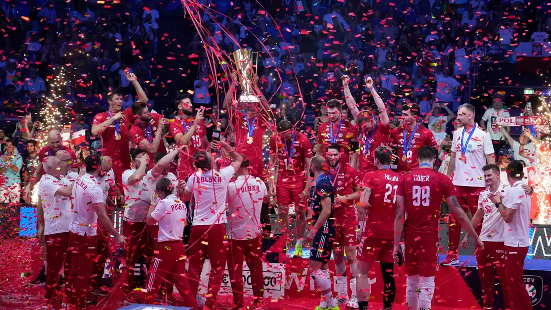 Polnische Spieler feiern mit der Trophäe. - Bild: Andrew Medichini/AP/dpa