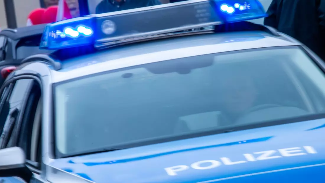 Rund 300 Polizisten und Polizistinnen waren im Dresden im Einsatz. - Bild: Jens Büttner/dpa/Symbolbild