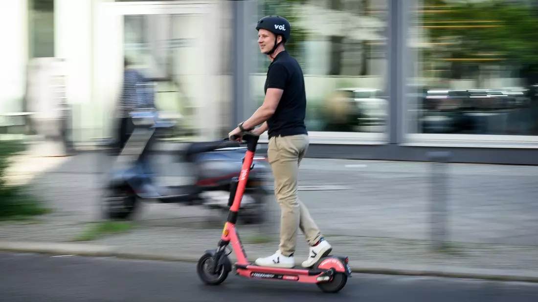 In Berlin erlaubt, in Paris hat die Stadtverwaltung E-Scooter grundsätzlich verboten. - Bild: Bernd von Jutrczenka/dpa
