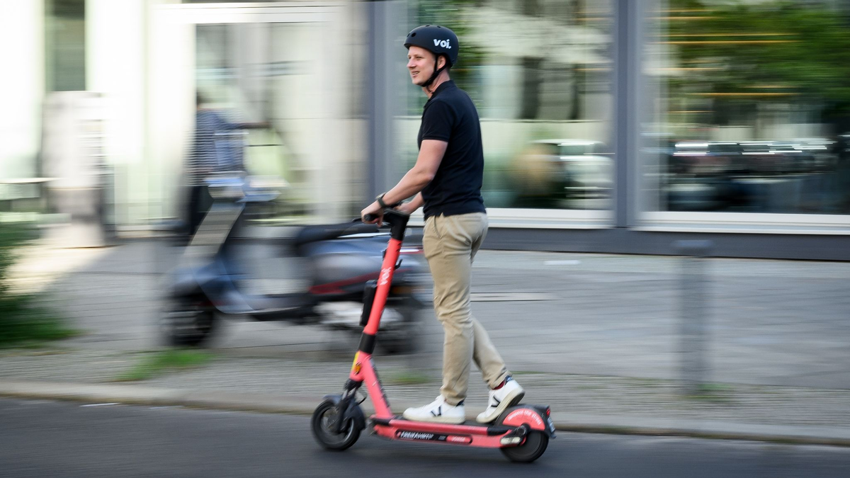 In Berlin erlaubt, in Paris hat die Stadtverwaltung E-Scooter grundsätzlich verboten. - Foto: Bernd von Jutrczenka/dpa