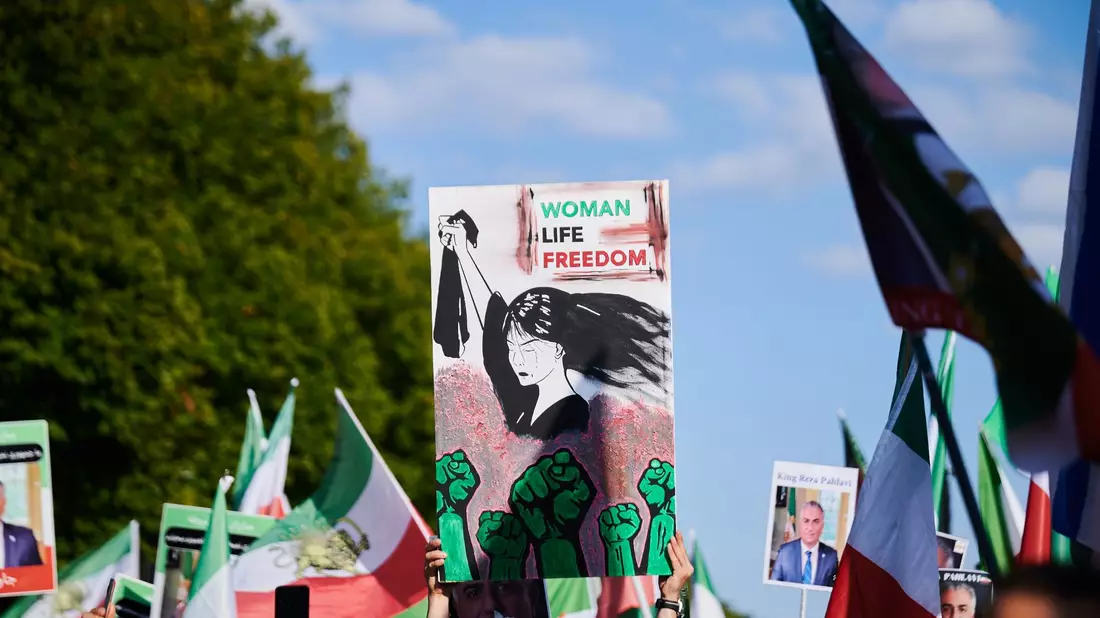 Weltweit sind am Wochenende Menschen für die Rechte von Frauen im Iran auf die Straße gegangen. - Bild: Annette Riedl/dpa