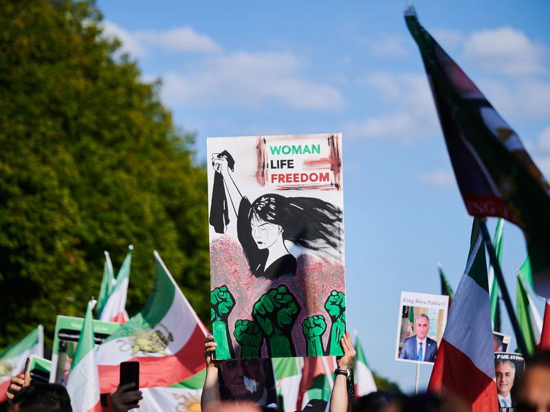 Weltweit sind am Wochenende Menschen für die Rechte von Frauen im Iran auf die Straße gegangen. - Foto: Annette Riedl/dpa