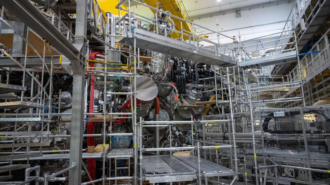 Das Max-Planck-Institut für Plasmaphysik mit dem Fusionsreaktor Wendelstein 7-X setzt auf Kernfusion als eine Möglichkeit der Energiegewinnung. - Bild: Stefan Sauer/dpa