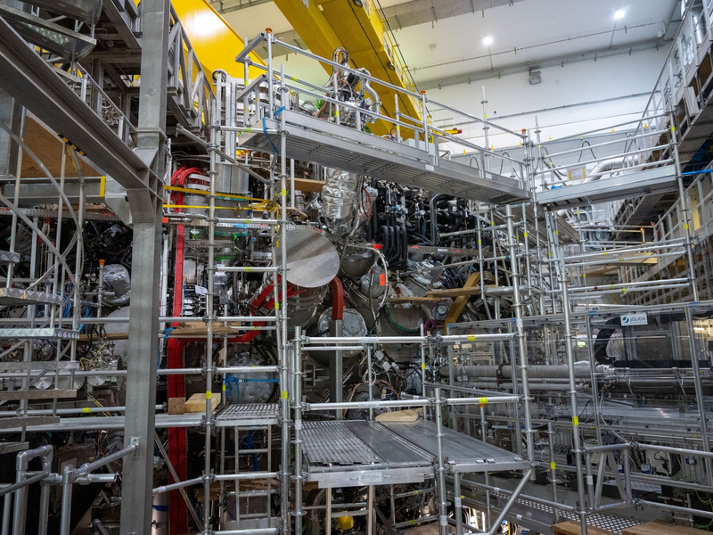 Das Max-Planck-Institut für Plasmaphysik mit dem Fusionsreaktor Wendelstein 7-X setzt auf Kernfusion als eine Möglichkeit der Energiegewinnung. - Foto: Stefan Sauer/dpa