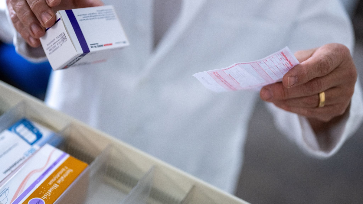 Rezepte sind nur bis zu 28 Tage nach dem Ausstellen einlösbar. - Foto: Monika Skolimowska/dpa