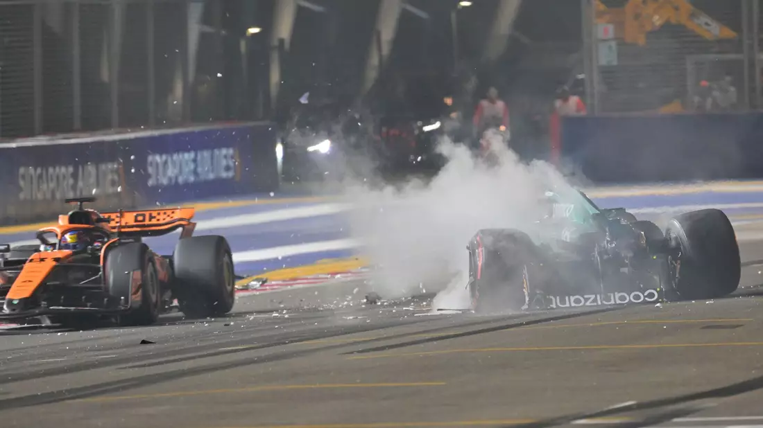 Nach einem Unfall steigt aus dem Auto von Lance Stroll (r) Rauch auf, während Oscar Piastri an der Unfallstelle vorbeifährt. - Bild: Caroline Chia/Reuters Pool/AP/dpa