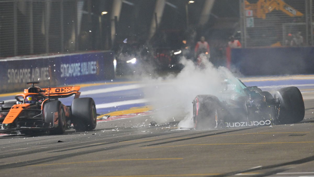 Nach einem Unfall steigt aus dem Auto von Lance Stroll (r) Rauch auf, während Oscar Piastri an der Unfallstelle vorbeifährt. - Foto: Caroline Chia/Reuters Pool/AP/dpa