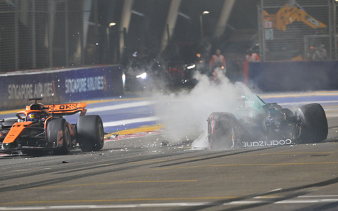 Nach einem Unfall steigt aus dem Auto von Lance Stroll (r) Rauch auf, wÀhrend Oscar Piastri an der Unfallstelle vorbeifÀhrt. - Foto: Caroline Chia/Reuters Pool/AP/dpa Nach einem Unfall steigt aus dem Auto von Lance Stroll (r) Rauch auf, wÀhrend Oscar Piastri an der Unfallstelle vorbeifÀhrt. - Foto: Caroline Chia/Reuters Pool/AP/dpa
