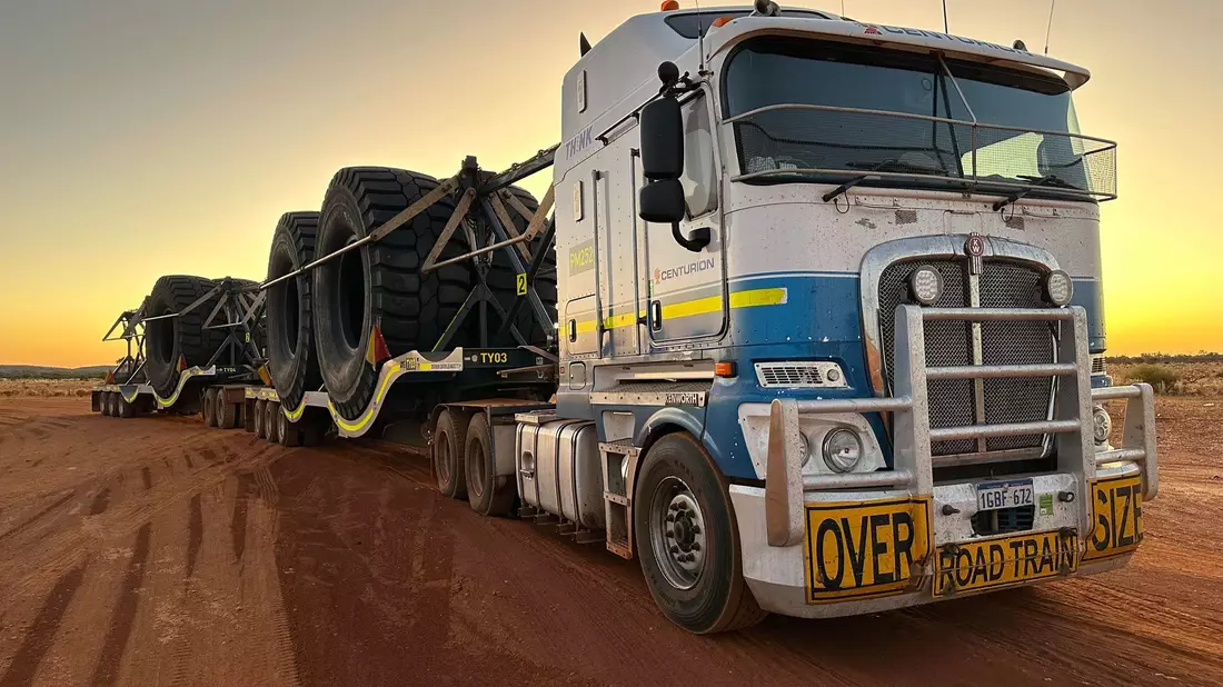 Der «Road Train» hat drei Anhänger und ist insgesamt 53,5 Meter lang. - Bild: Ingo Zacharias/dpa