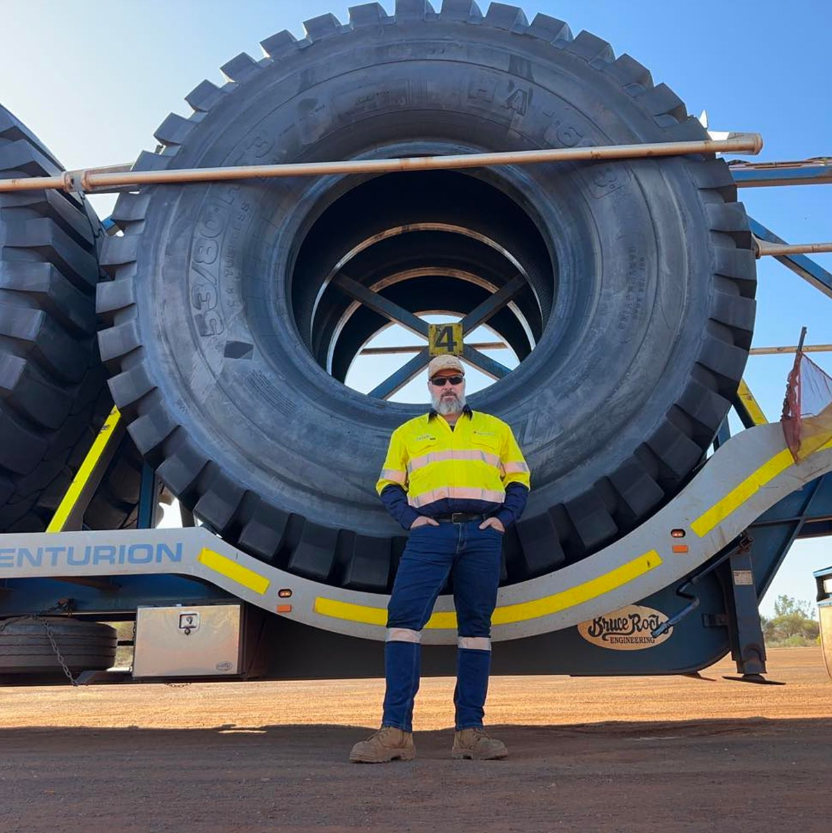 Neben den riesigen Reifen wirkt Fahrer Ingo Zacharias fast klein. - Foto: Ingo Zacharias/dpa