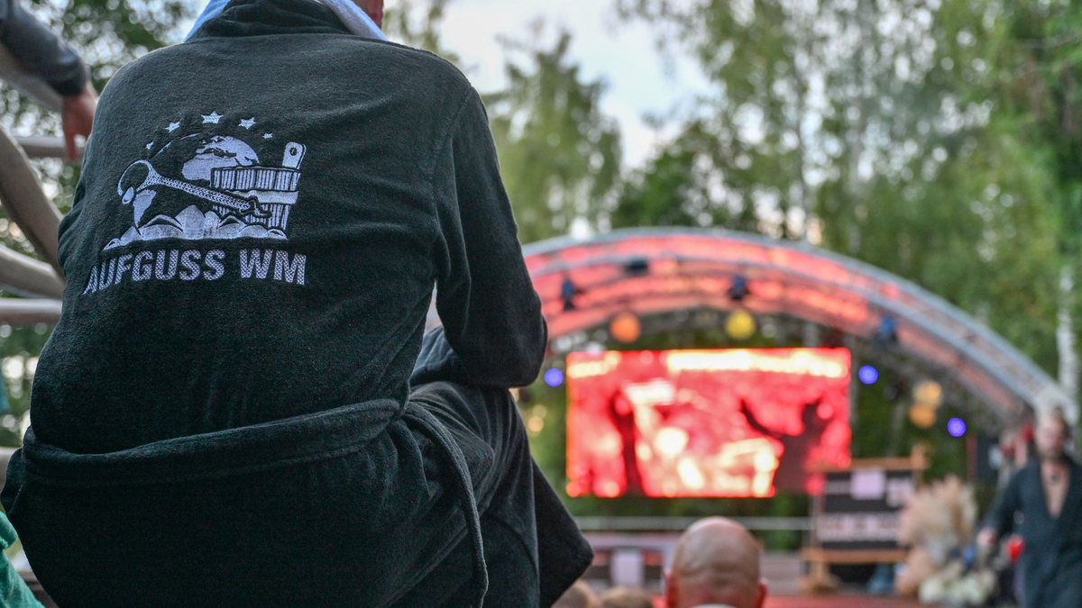 Ein Teilnehmer der Aufguss-Weltmeisterschaft 2023 verfolgt auf einer Videoleinwand einen Auftritt der Konkurenz. - Foto: Patrick Pleul/dpa