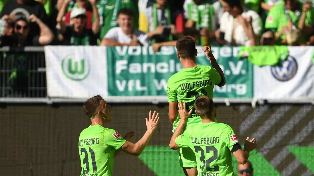 Wolfsburgs Joakim Maehle (M) jubelt nach seinem Tor zum 2:1 gegen den 1. FC Union Berlin. - Bild: Swen Pförtner/dpa