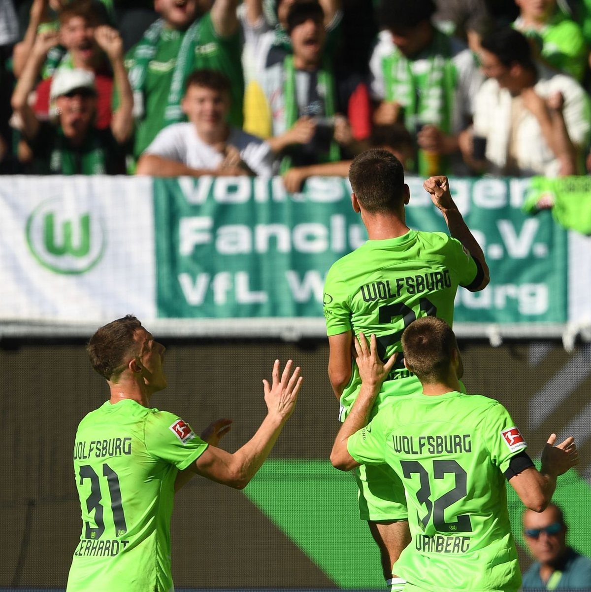 Wolfsburgs Joakim Maehle (M) jubelt nach seinem Tor zum 2:1 gegen den 1. FC Union Berlin. - Foto: Swen Pförtner/dpa
