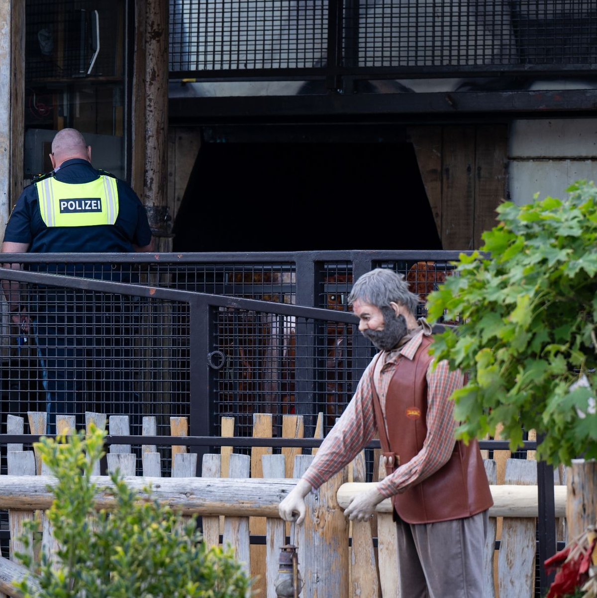 Polizisten untersuchen die Achterbahn auf dem Festgelände. - Foto: Sven Hoppe/dpa