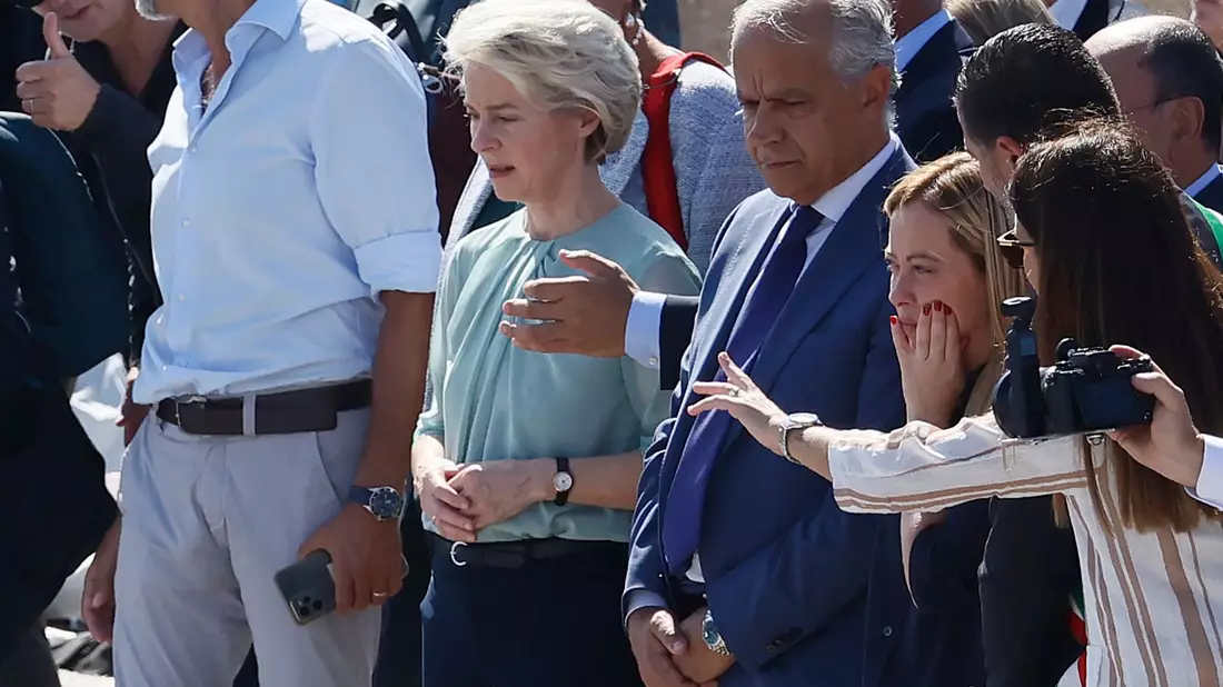 Ursula von der Leyen und Giorgia Meloni besuchen die Insel Lampedusa. Dort waren in den vergangenen Tagen Tausende Migranten angekommen. - Bild: Cecilia Fabiano/LaPresse/AP/dpa