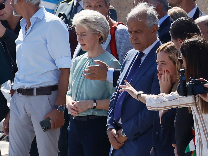 Ursula von der Leyen und Giorgia Meloni besuchen die Insel Lampedusa. Dort waren in den vergangenen Tagen Tausende Migranten angekommen. - Foto: Cecilia Fabiano/LaPresse/AP/dpa