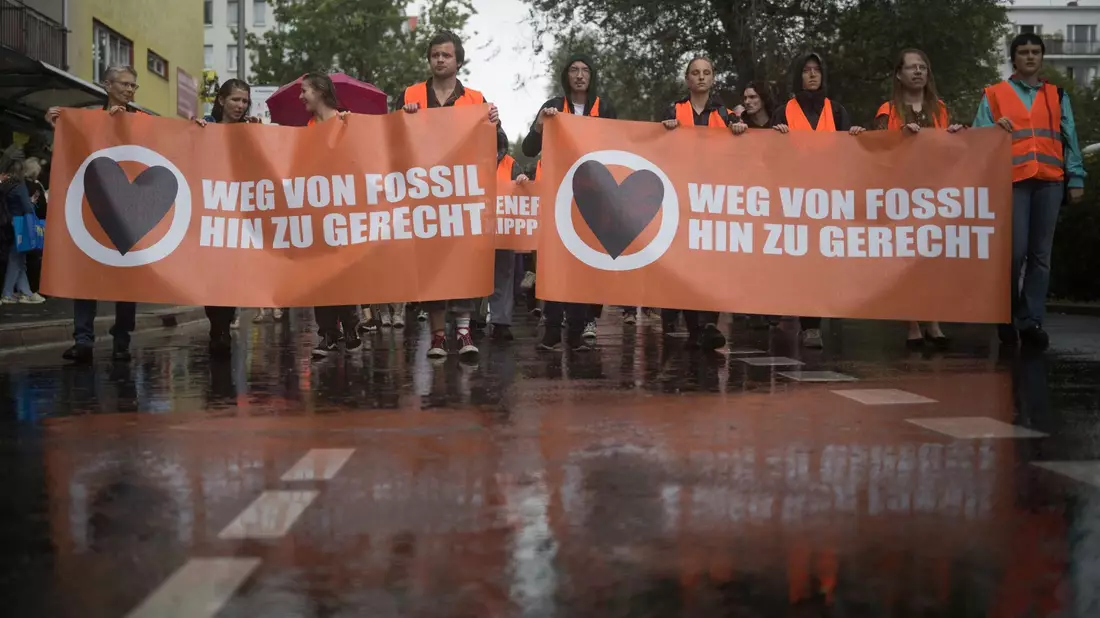 Demonstranten nehmen an einem Protestmarsch der Klimaschutzgruppe Letzte Generation teil. - Bild: Sebastian Christoph Gollnow/dpa