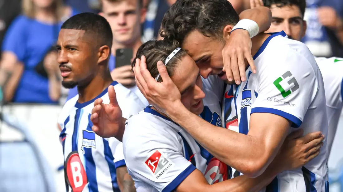 Herthas Haris Tabakovic (r) bejubelt seinen Treffer zum 3:0 mit Michal Karbownik. - Bild: Soeren Stache/dpa