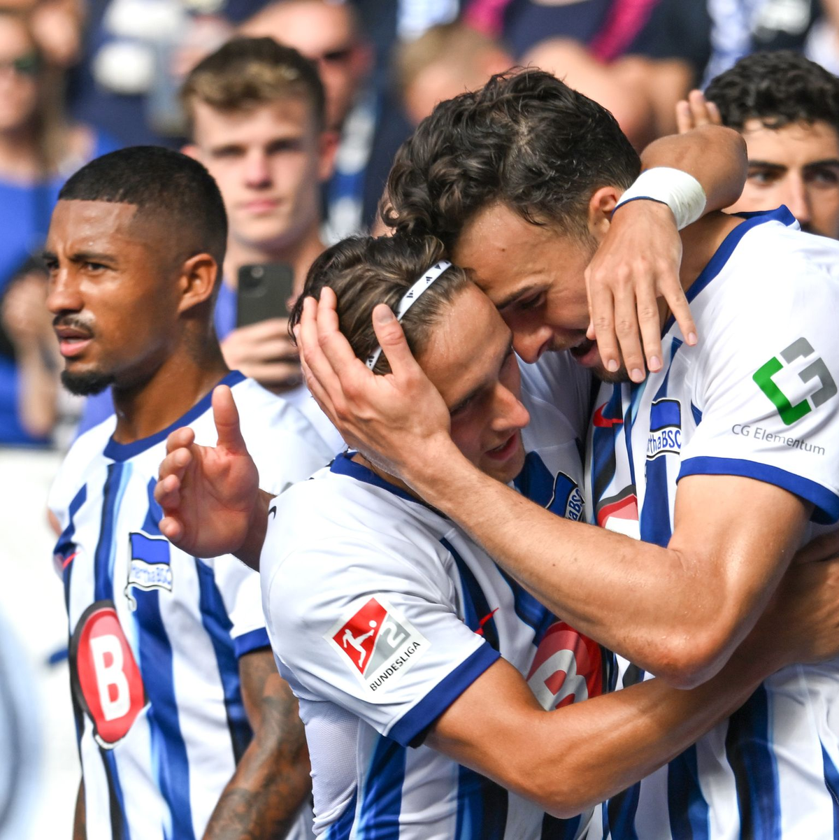 Herthas Haris Tabakovic (r) bejubelt seinen Treffer zum 3:0 mit Michal Karbownik. - Foto: Soeren Stache/dpa