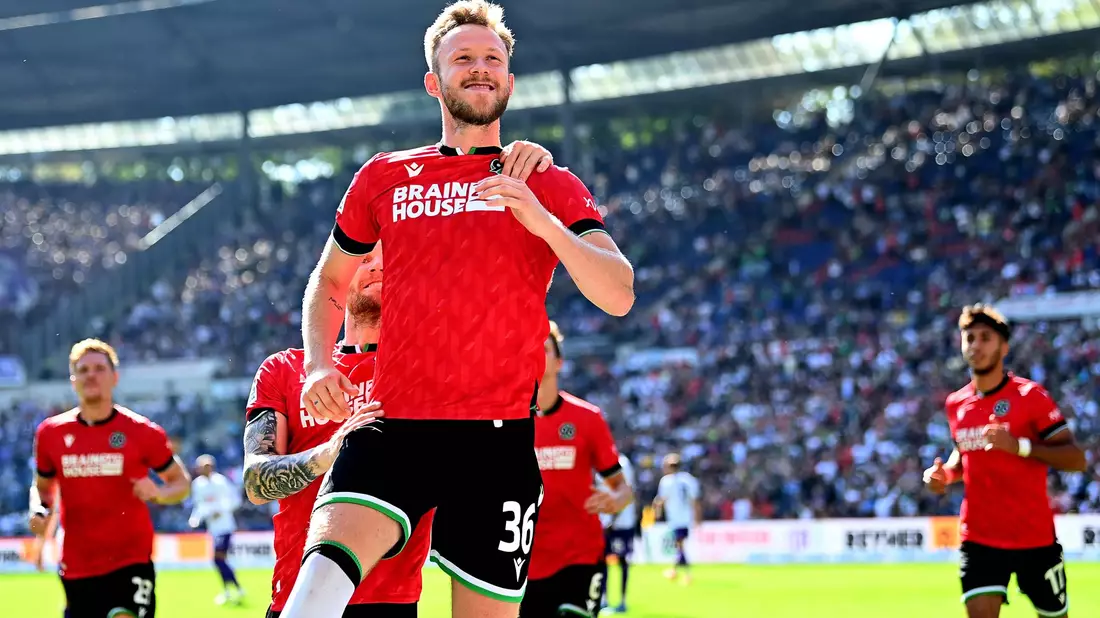 Hannovers Cedric Teuchert jubelt nach seinem Strafstoßtor zum 5:0. - Bild: Swen Pförtner/dpa