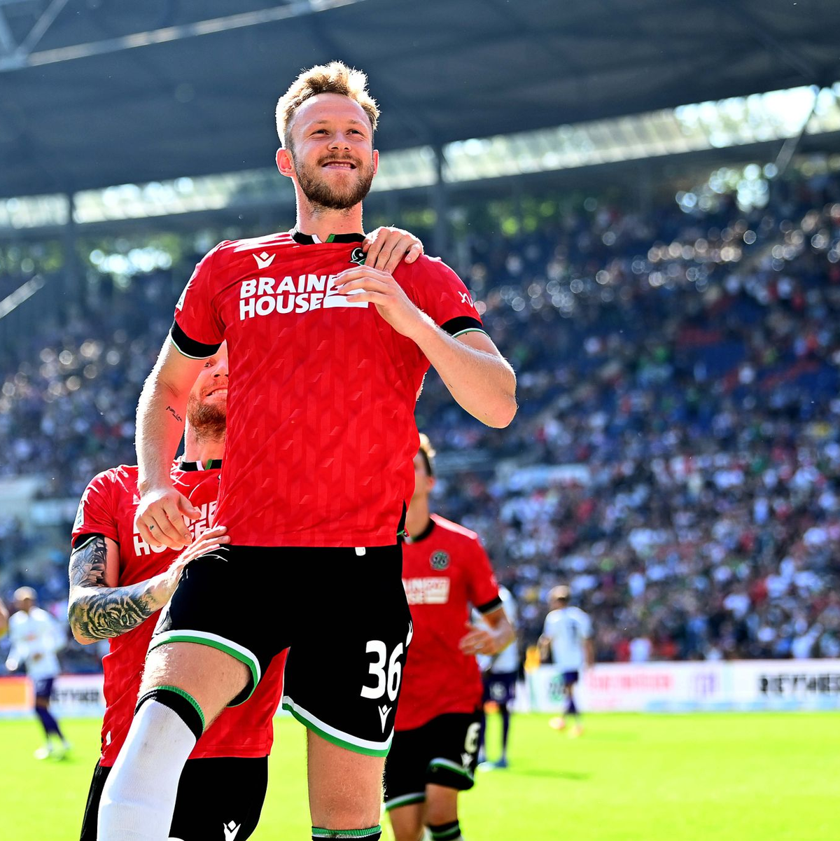 Hannovers Cedric Teuchert jubelt nach seinem Strafstoßtor zum 5:0. - Foto: Swen Pförtner/dpa