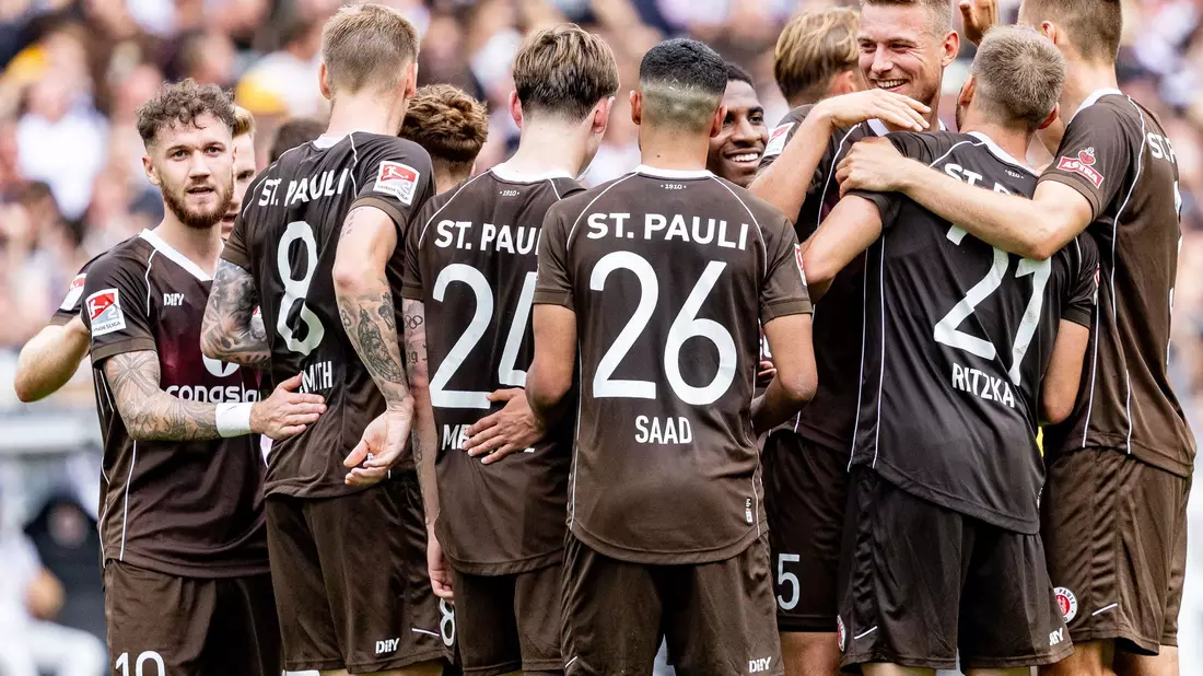 St. Paulis Spieler feiern den Treffer zum 4:1. - Bild: Axel Heimken/dpa