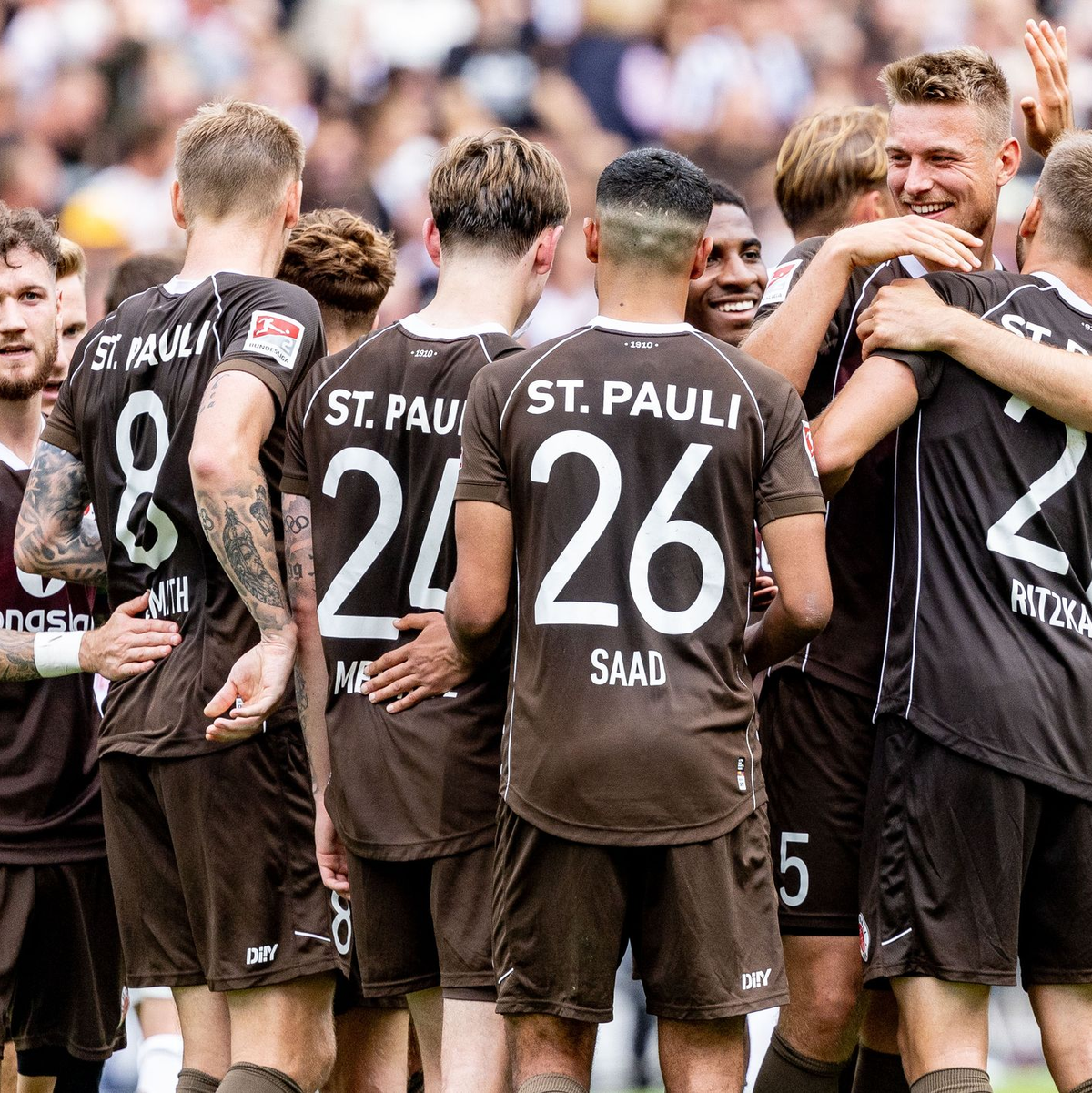 St. Paulis Spieler feiern den Treffer zum 4:1. - Foto: Axel Heimken/dpa