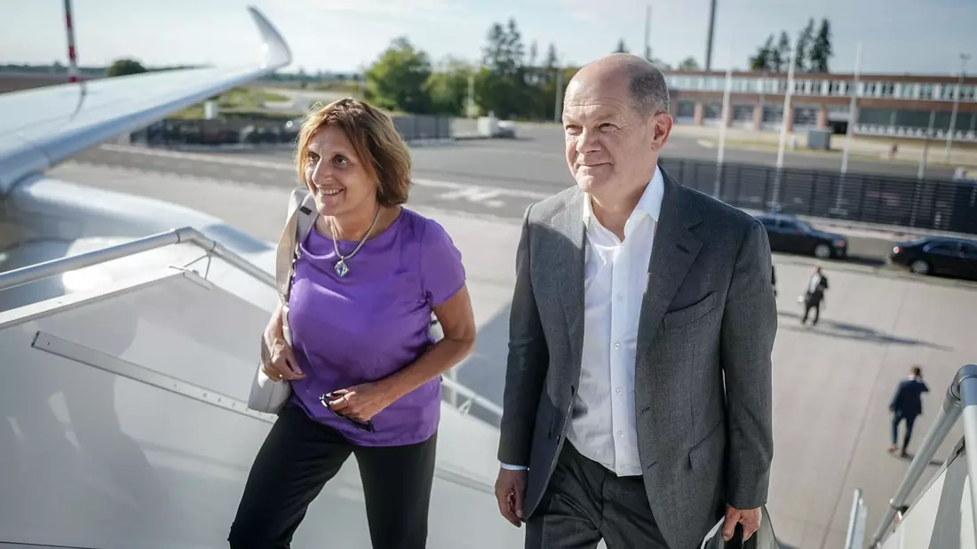 Bundeskanzler Olaf Scholz (SPD) und seine Ehefrau Britta Ernst auf dem Weg zum Airbus A350 der Luftwaffe für den Flug nach New York. - Bild: Kay Nietfeld/dpa