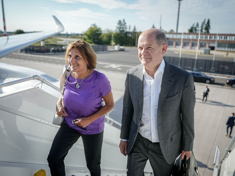 Bundeskanzler Olaf Scholz (SPD) und seine Ehefrau Britta Ernst auf dem Weg zum Airbus A350 der Luftwaffe für den Flug nach New York. - Foto: Kay Nietfeld/dpa