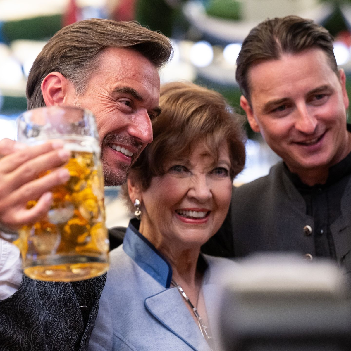 Beim gestrigen Auftakt waren auch Moderator Florian Silbereisen (l-r), Carolin Reiber, ebenfalls Moderatorin, und Sänger Andreas Gabalier in München. - Foto: Sven Hoppe/dpa